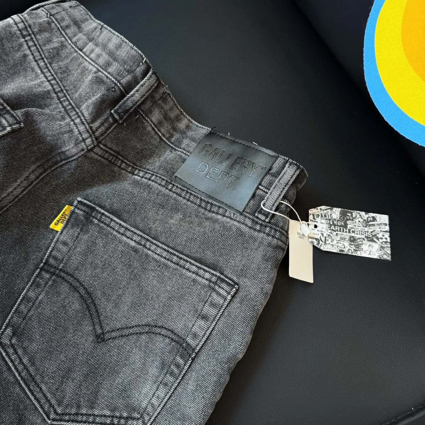 P240 Style No.: D218 GALLERY DEPT & Chrome Hearts Co-branded loose washed flared jeans with cross stitching to truly restore the ultimate vintage texture. Original hardware accessories, washed and other elevators, QR code analysis are all from the original factory, high degree of restoration, you are welcome to compare with a certain product~ Three-dimensional version Loose and comfortable, not picky about the figure, taller and slimmer, factory Seiko, original factory quality control, same style for men and women, can be matched with couples, versatile recommendation, must-have jeans for all seasons Trendy people have been disappointed. From the quality selection of fabrics, the tailoring of details, and the matching of patterns, everything is impeccable! The upper body is so handsome when worn...it can be easily worn by men, women and children! The craftsmanship uses heavy-duty washed pure cotton denim fabric. After washing, it is soft and thick. It is very stylish when worn on the body. Size: 28, 30, 32, 34, 36 (S-XXL) Color: Stitching